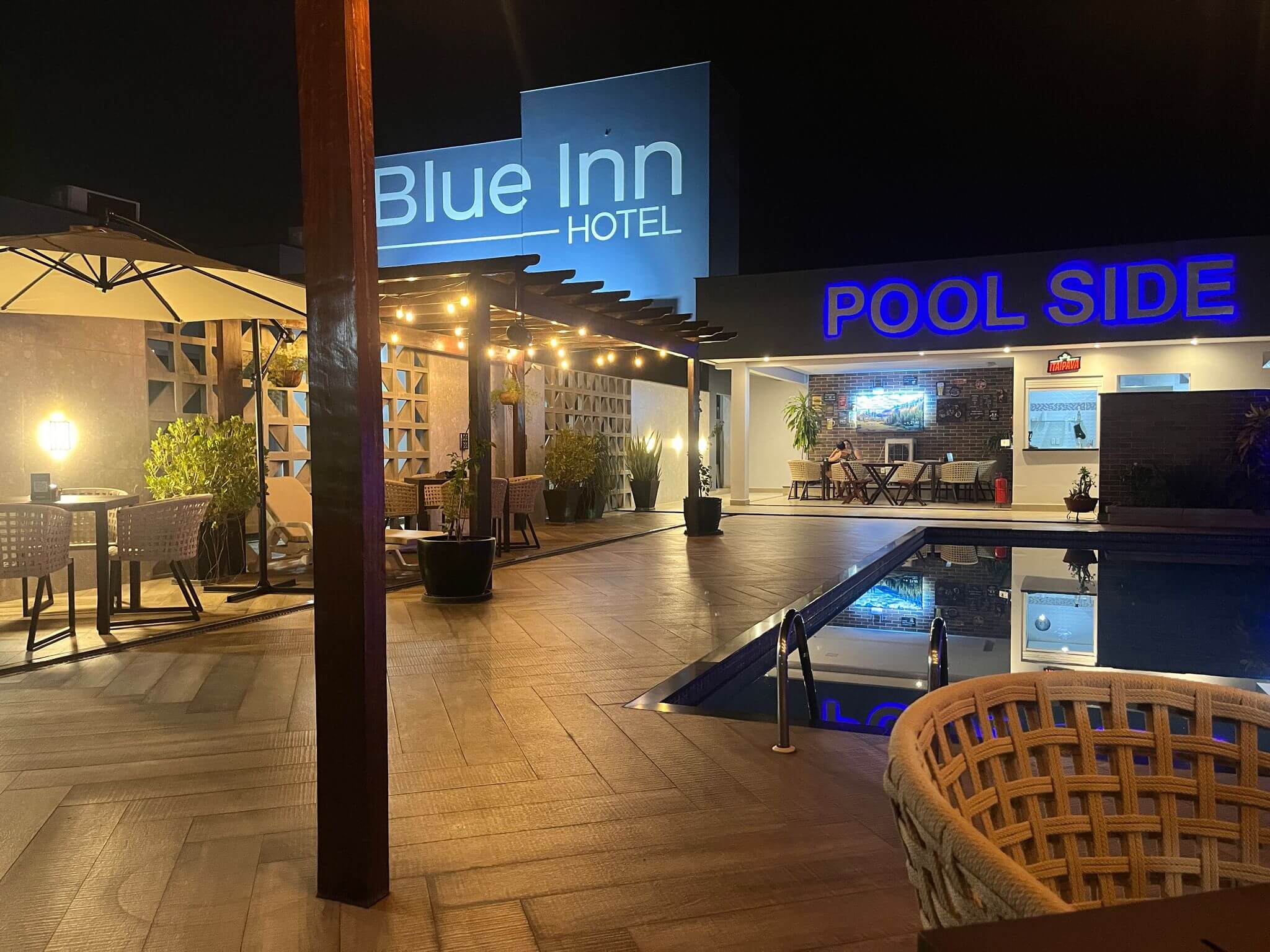 Piscina do Hotel Blue Inn à noite, com o bar Pool Side iluminado ao fundo